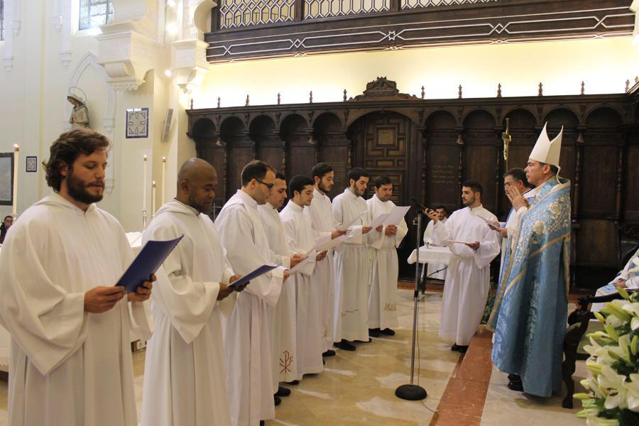 Los ocho nuevos seminaristas recibieron la cruz del Seminario de manos del Obispo el día de la Inmaculada // M.J. OTERO