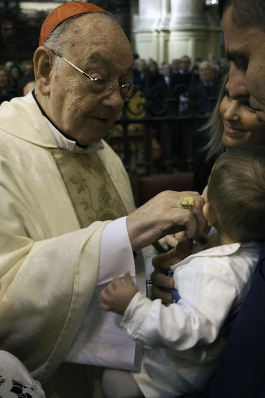 El Sr. Obispo bautiza a tres niños en la Catedral, en la Fiesta del Bautismo del Señor // M. ZAMORA