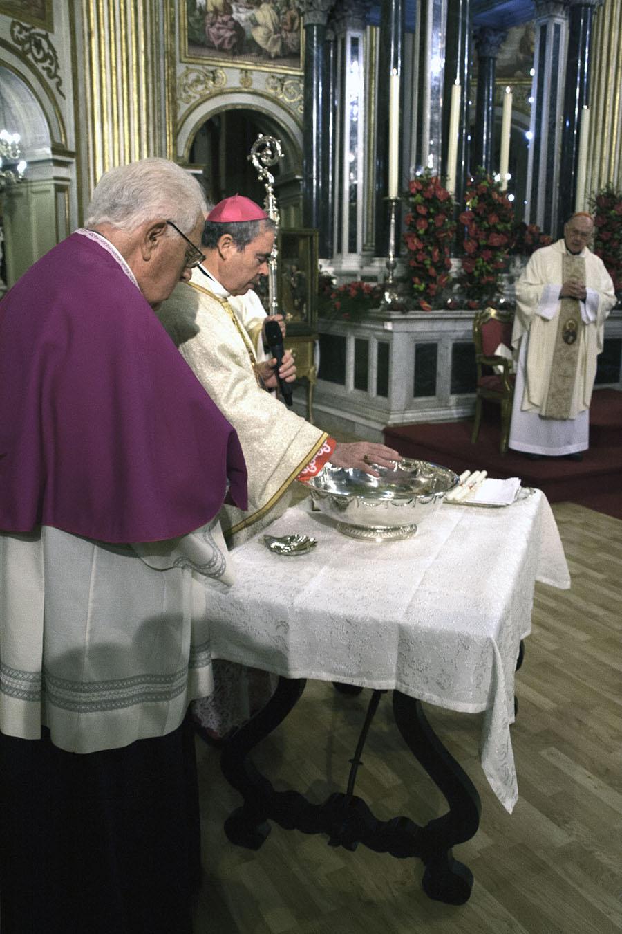 El Sr. Obispo bautiza a tres niños en la Catedral, en la Fiesta del Bautismo del Señor // M. ZAMORA