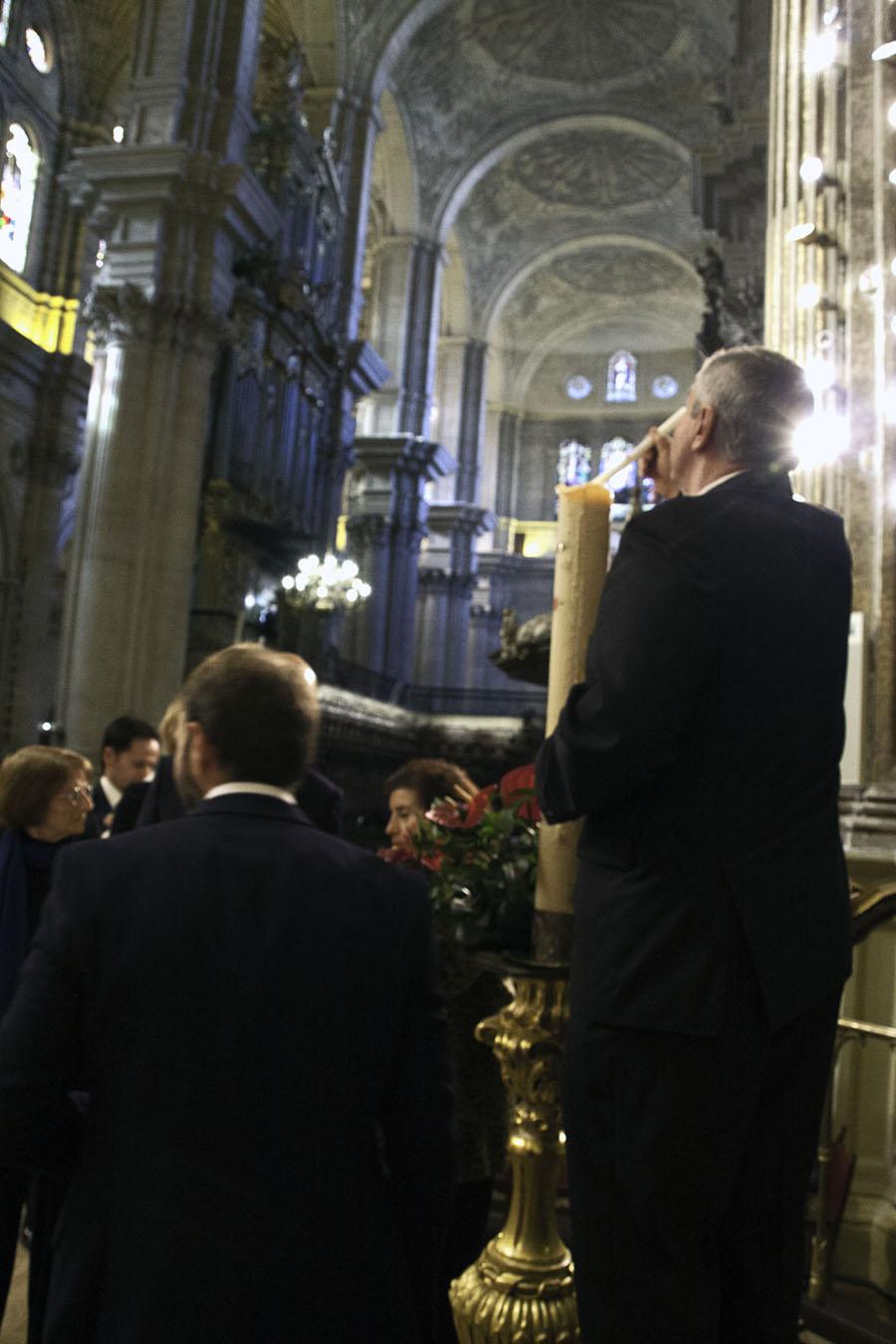 El Sr. Obispo bautiza a tres niños en la Catedral, en la Fiesta del Bautismo del Señor // M. ZAMORA