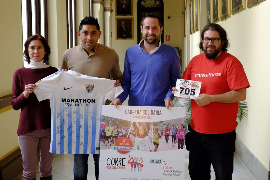 El director técnico del Área de Deporte y Juventud del Ayuntamiento de Málaga, Luis Verde; el representante de la Fundación Málaga C.F., Sebastián Fernández Reyes “Basti”, y el coordinador de la carrera y responsable de Entreculturas, Álvaro García, 