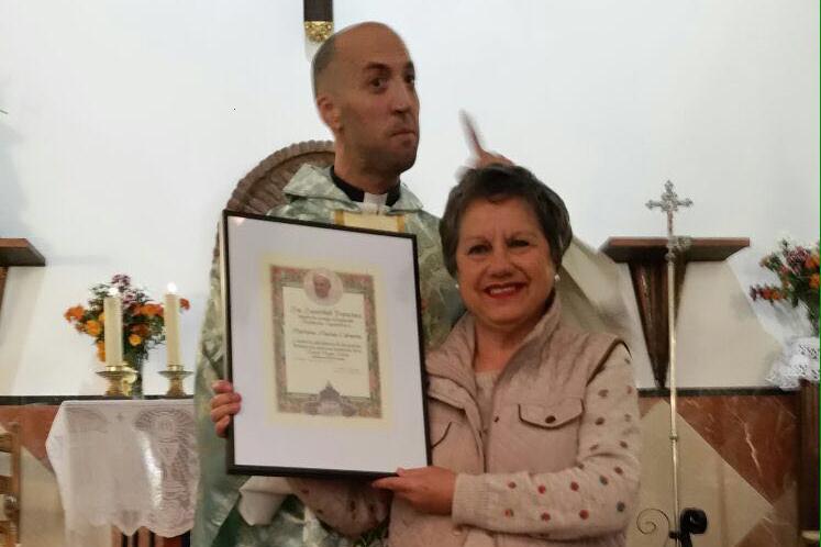 El sacerdote Andrés Conde junto a Mariana Macías 