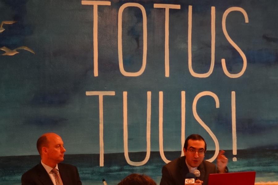 El sacerdote Luis Santamaría presenta su último libro en la parroquia del Calvario de Marbella // E. CARO