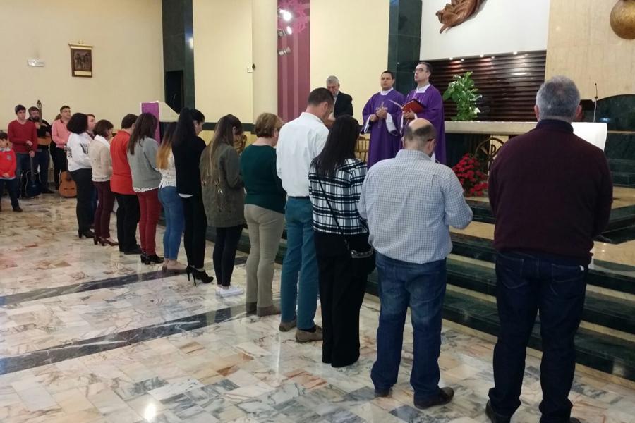 Catecúmenos de La Amargura reciben la Cruz y el Credo