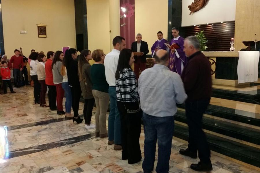 Catecúmenos adultos reciben la Cruz y el Credo en la parroquia de la Amargura // NACHO CARO