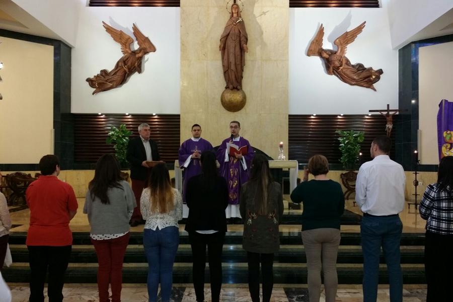 Catecúmenos adultos reciben la Cruz y el Credo en la parroquia de la Amargura // NACHO CARO