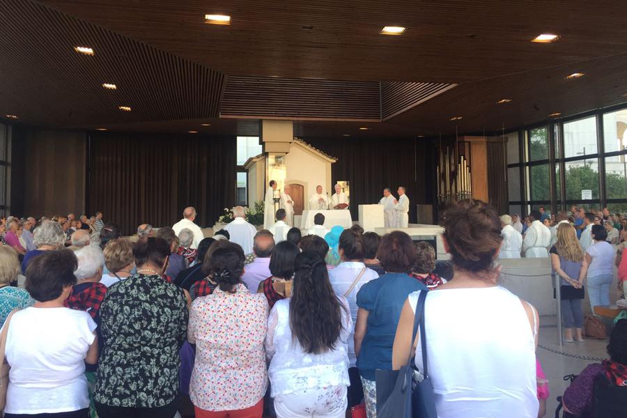 El delegado de Peregrinaciones de la Diócesis de Málaga preside la Eucaristía en la Capelinha de Fátima // T. FUREST