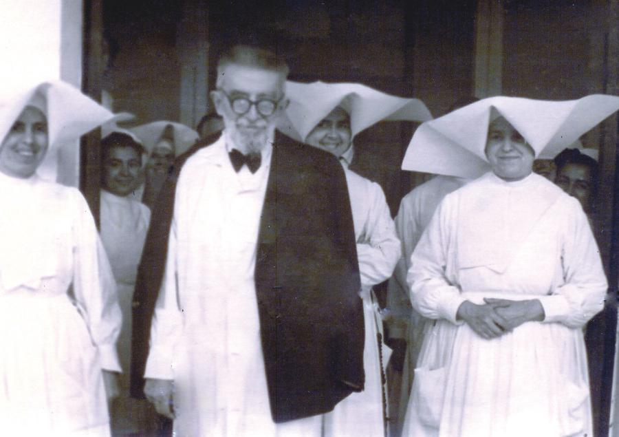 Gálvez, rodeado de sus más cercanas colaboradoras, las Hijas de la Caridad