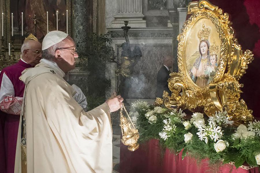 El Papa bendice en el Vaticano una obra realizada por malagueños