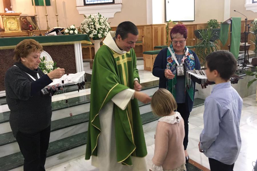 Damián Ramírez, párroco de Nuestra Señora del Carmen de Fuengirola, durante una celebración parroquial