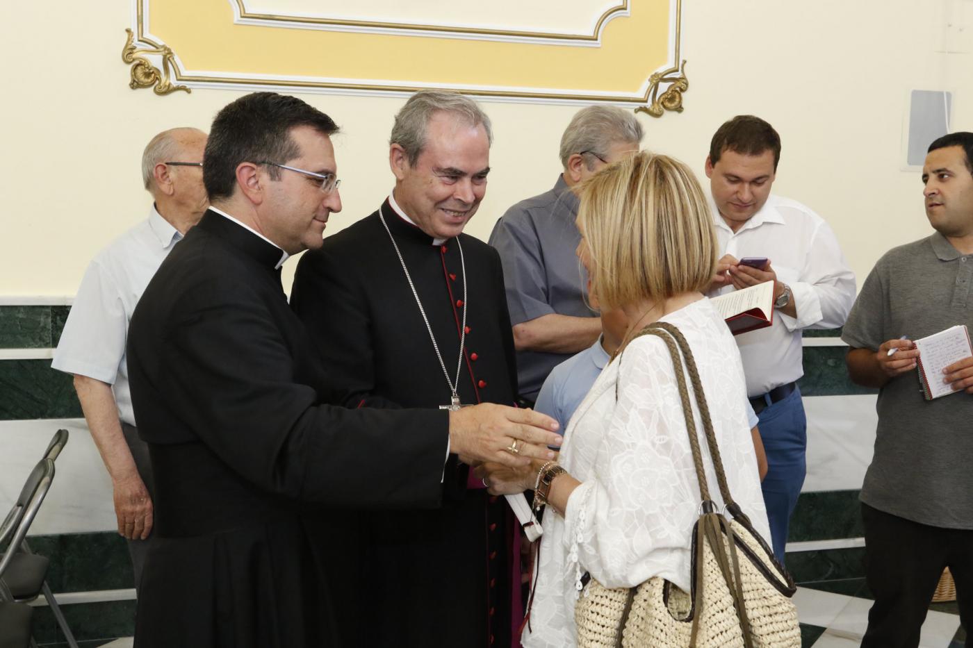 Don Jesús Catalá saluda a los fieles de Campillos, durante su Visita Pastoral