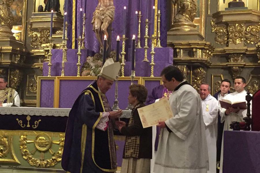 Medalla Pro Ecclesia Malacitana a Ana Moscoso en Cuevas de San Marcos