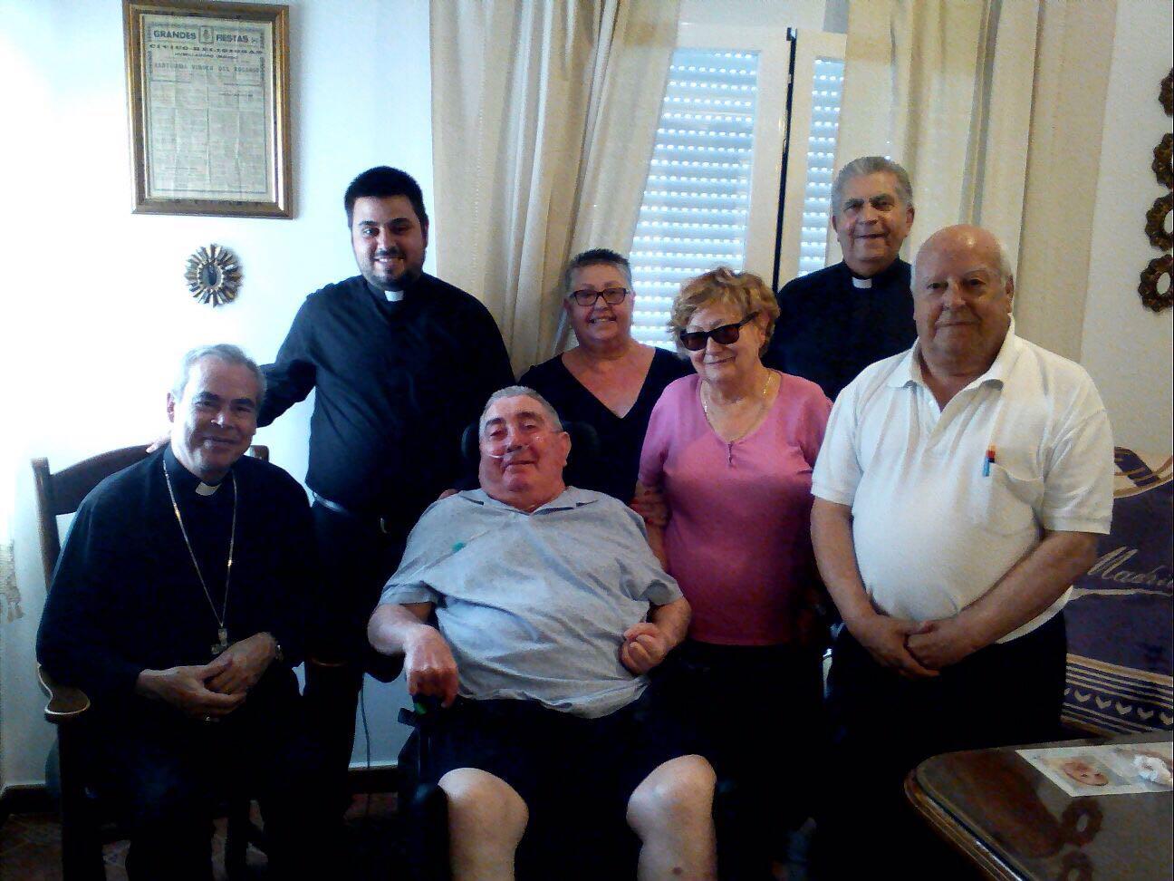 El Sr. Obispo, junto a uno de los enfermos que visitó en Humilladero, 