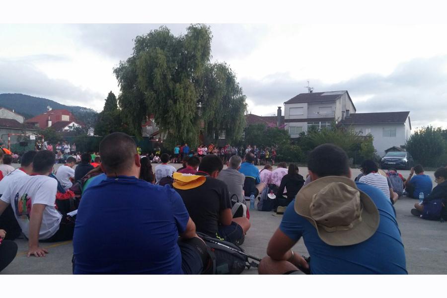 Los peregrinos a la espera de comenzar la etapa de Tui a Vigo // J. BACALLADO