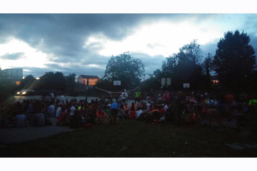 Los peregrinos a la espera de comenzar la etapa de Tui a Vigo // J. BACALLADO