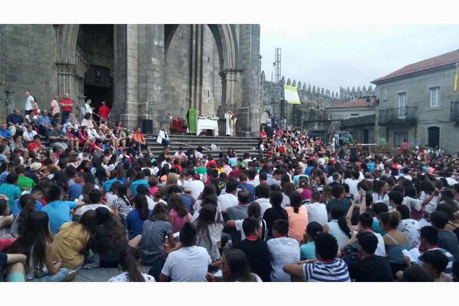 Misa de bienvenida presidida por el obispo de Tui, Luis Quinteiro Fiuza // J. BACALLADO