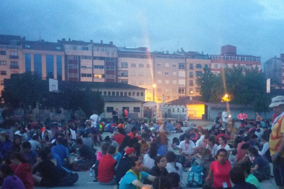 Los peregrinos toman fuerzas en el desayuno para comenzar la etapa de hoy // J. BACALLADO