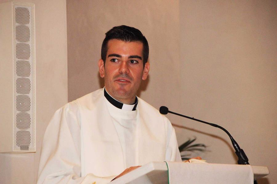 Toma de posesión del sacerdote Miguel Chacón como párroco de Algarrobo y Sayalonga