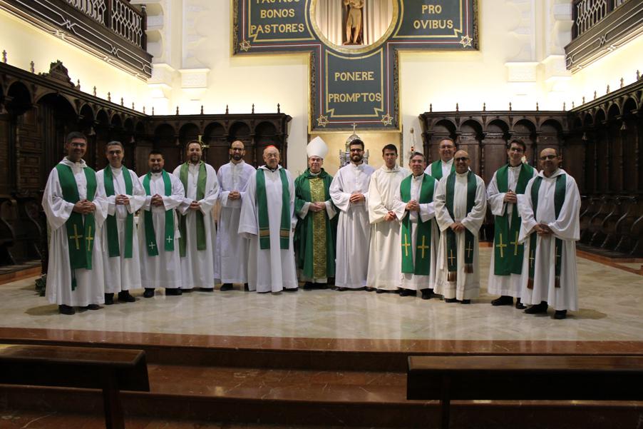 Los seminaristas que serán ordenados el 21 de octubre firman la profesión de fe, el celibato y la obediencia // F. J. ARROCHA