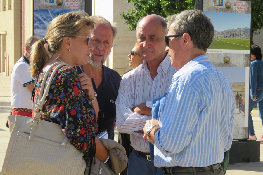 De izquierda a derecha: Isabel Lozano, jefa de Sección de Cultura del Ayuntamiento de Málaga; José María de las Peñas, comisario de la Exposición; Juan Guerrero, presidente de la Asociación Jacobea de Málaga y Esteban Bueno, de Gráficas Urania // L. 