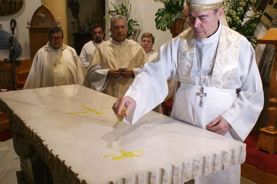 Consagración del altar de la parroquia de San Manuel González en Mijas Costa. FOTO: D. VIZCAÍNO