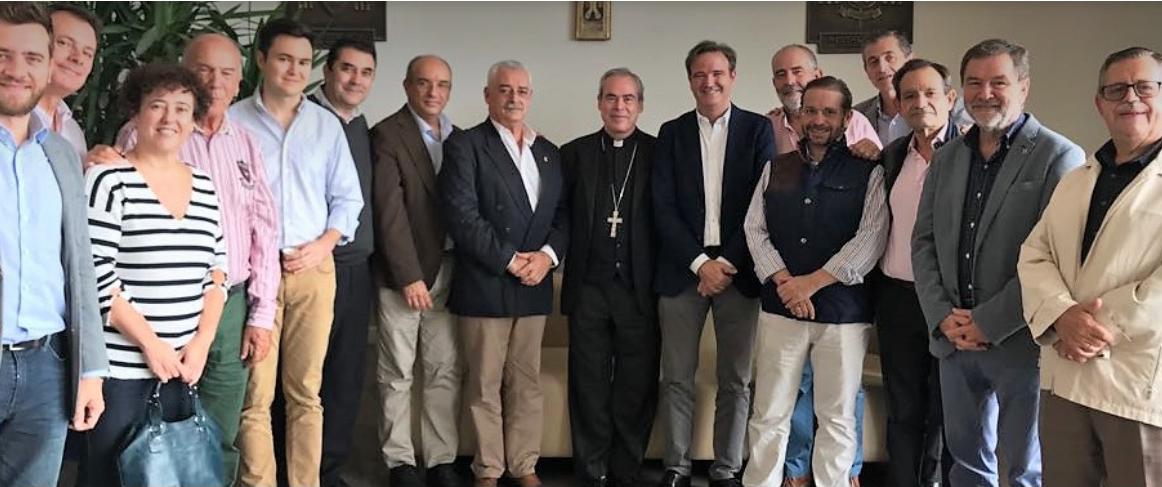El Sr. Obispo, junto a hermanos mayores de las Cofradías de Málaga, en el encuentro con fieles laicos