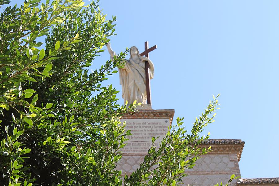 Sagrado Corazón de Jesús que corona la fachada de la capilla del Buen Pastor, en el Seminario