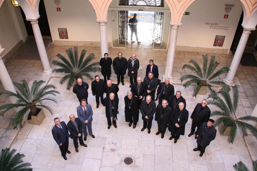 Los Obispos del Sur visitan la exposición sobre Fernando Ortiz