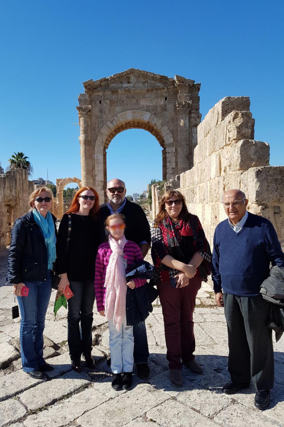 Adalberto Martínez Solaesa, junto al director del Instituto Cervantes en Beirut, Juan Manuel Casado, algunos familiares de éste y otros funcionarios del citado Instituto