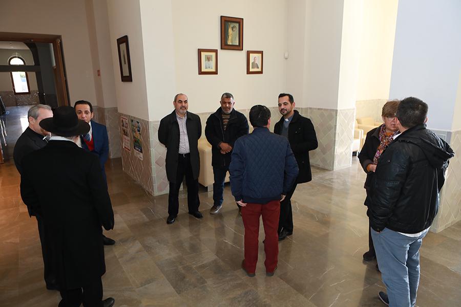 Encuentro con los líderes de diversas religiones, celebrado en la Casa Diocesana // S. FENOSA