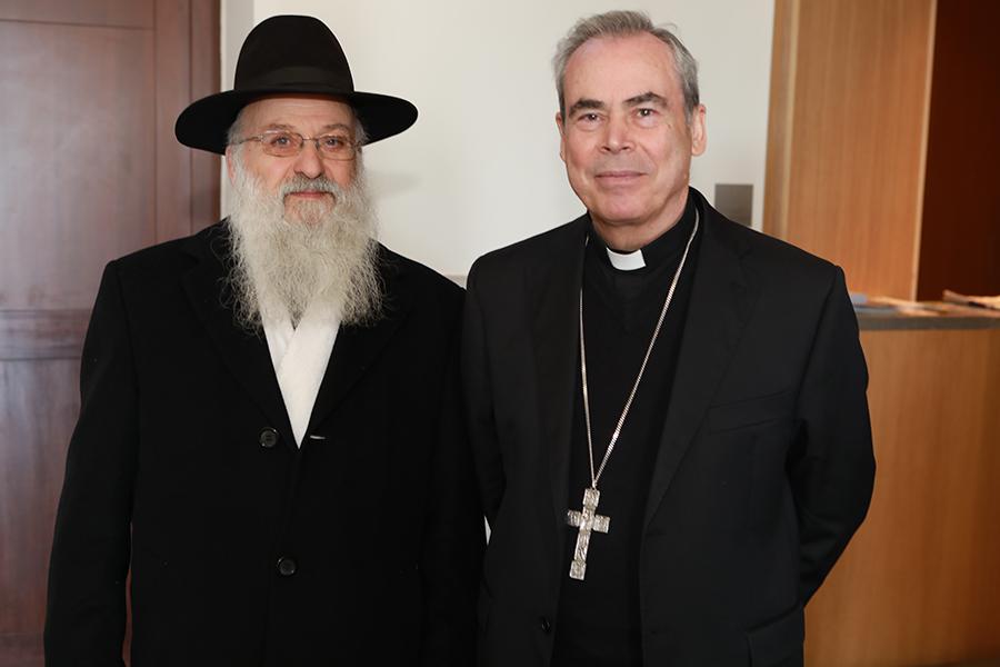 Encuentro con los líderes de diversas religiones, celebrado en la Casa Diocesana // S. FENOSA