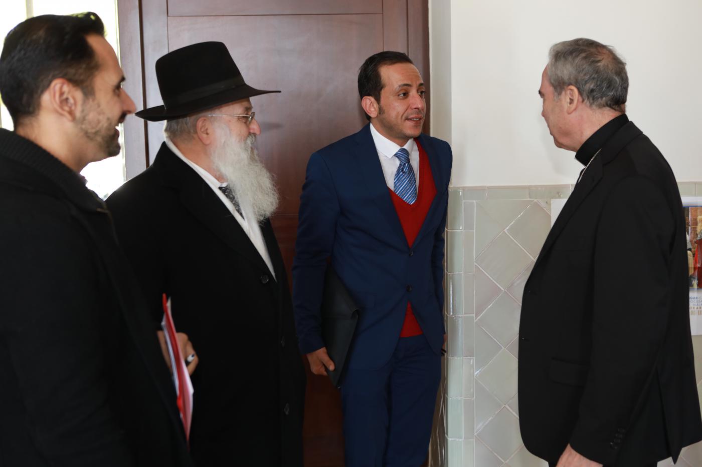 Encuentro con los líderes de diversas religiones, celebrado en la Casa Diocesana // S. FENOSA