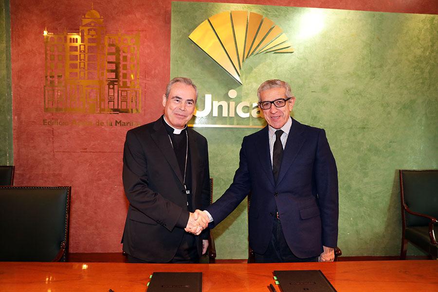 D. Jesús Catalá y D. Braulio Medel durante la firma