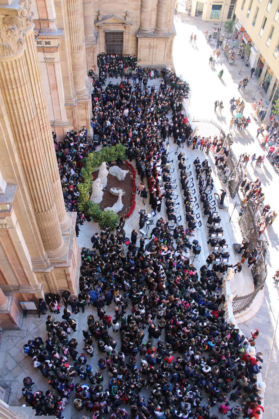2.000 niños de la Fundación Victoria cantan a la Navidad en el atrio de la Catedral de Málaga // A. GONZÁLEZ