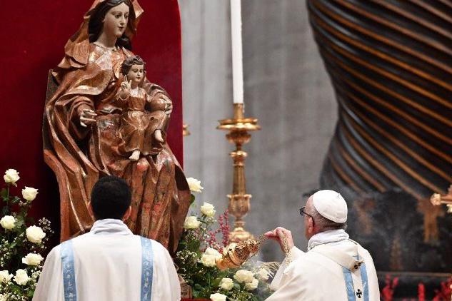 Francisco: María custodie el 2018 y el mundo con la paz