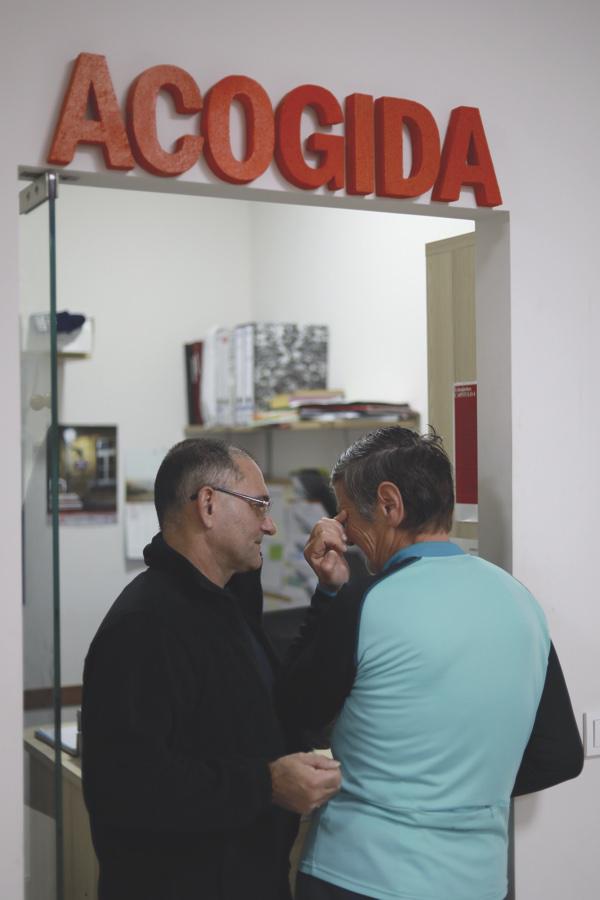 Un trabajador conversa con una de las personas acogidas // S. FENOSA