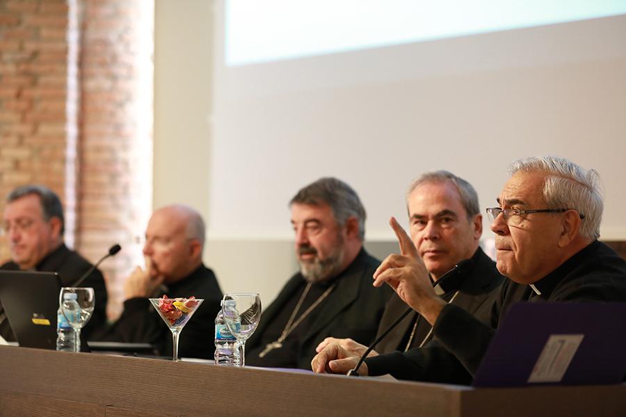 Obispos, arciprestes y vicarios de Andalucía dialogan sobre los jóvenes