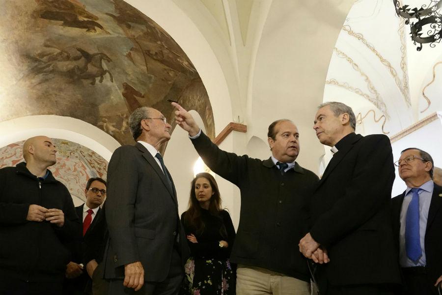 El alcalde de Málaga, Francisco de la Torre, y el obispo de Málaga, Jesús Catalá, durante la visita a la Divina Pastora // D. MÉRIDA