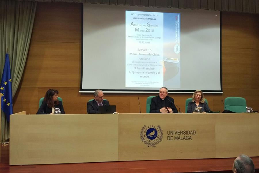 Conferencia de Monseñor Fernando Chica en "El Atrio de los Gentiles" organizado por Pastoral Universitaria // P. SÁNCHEZ PAJARERO