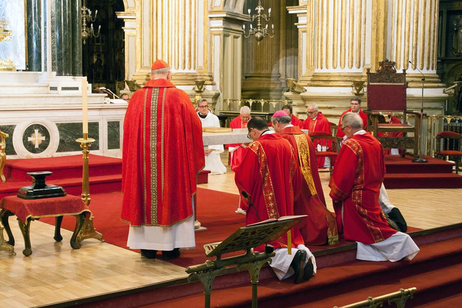 Celebración de la Pasión y Muerte del Señor en la Catedral el Viernes Santo // M. ZAMORA