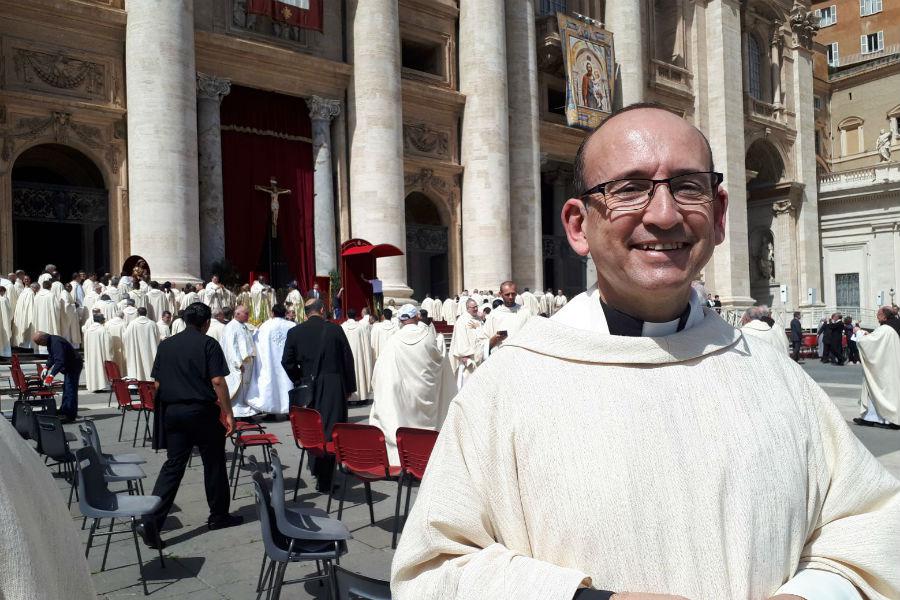 El sacerdote Francisco Alejandro Pérez Verdugo tras concelebrar la Eucaristía con el Papa Francisco en el Domingo de la Divina Misericordia