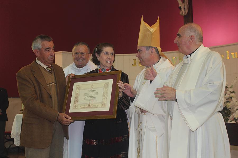 Entrega de la Medalla Pro Ecclesia Malacitana a  Rafael García Torres y Remedios Vera Campano durante la Visita Pastoral a la parroquia de la Natividad del Señor. FOTO: Francisco Cantos Amaya