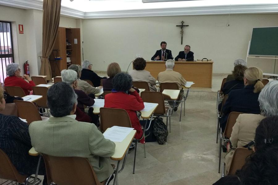 Santiago García Mourelo, Salesiano y profesor de la Facultad de Teología de Comillas, durante la conferencia // P. QUADIO