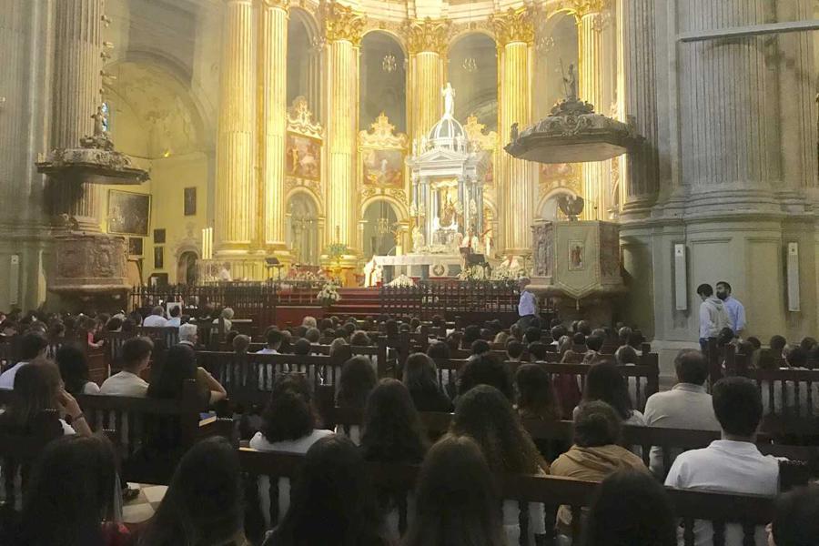 La comunidad educativa Marista peregrina a la Catedral, a los pies de la Patrona