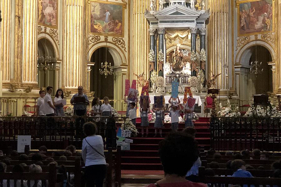 El Colegio San Manuel de Málaga peregrina a la Catedral para celebrar el mes de mayo a los pies de la Virgen de la Victoria // E. LLAMAS