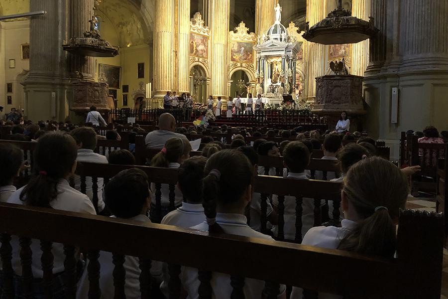 El Colegio San Manuel de Málaga peregrina a la Catedral para celebrar el mes de mayo a los pies de la Virgen de la Victoria // E. LLAMAS