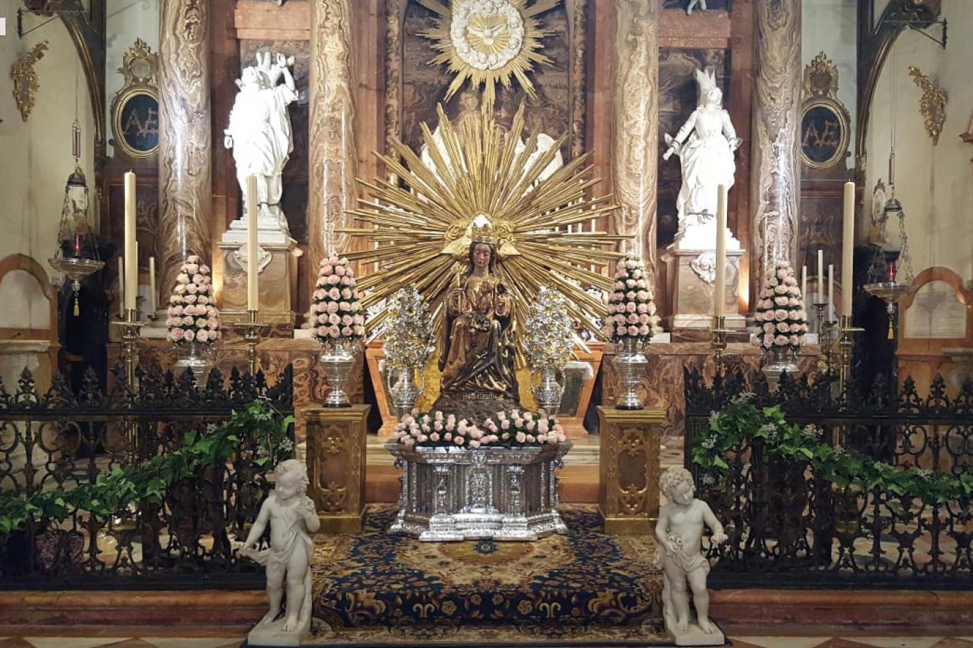 Santa María de la Victoria en besamanos, en la Catedral de Málaga // HERMANDADSANTAMARÍADELAVICTORIA