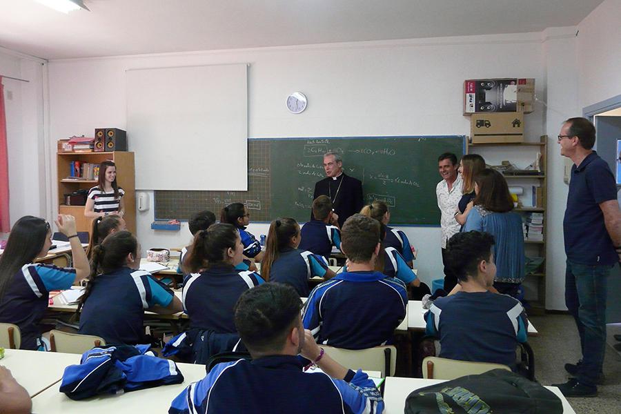 Visita Pastoral del obispo de Málaga, Jesús Catalá, a la parroquia Virgen del Camino, en Málaga // L. ANTOLÍN