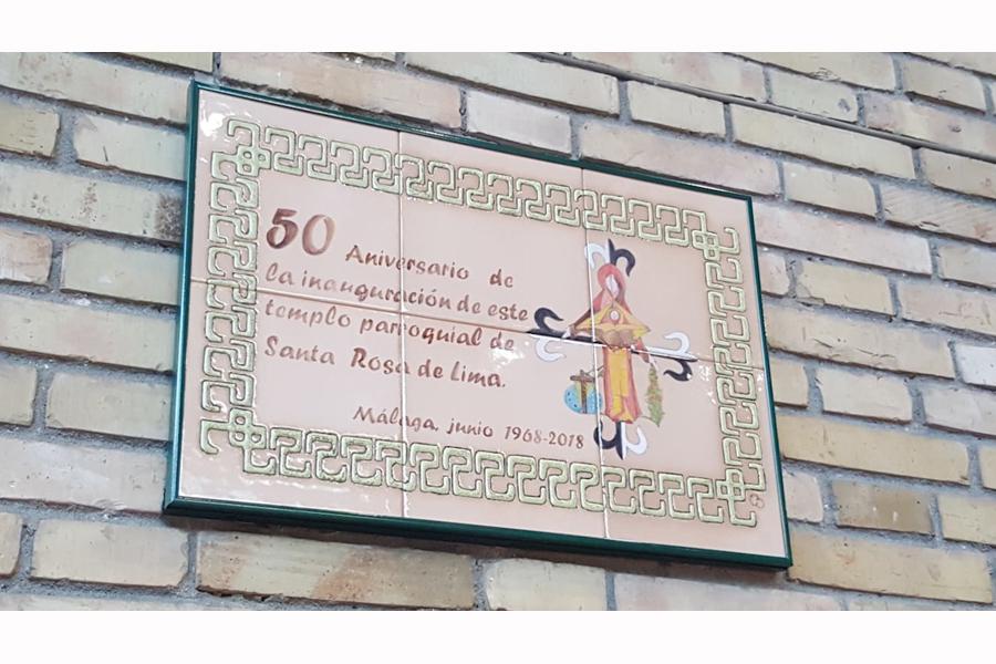 Placa conmemorativa del 50 aniversario de la inauguración del templo parroquial de Santa Rosa de Lima, en Málaga // R. CAMACHO