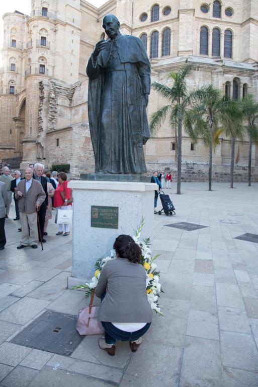 Ofrenda floral ante la estatua de D. Ángel Herrera Oria en el 50 aniversario de su muerte, en la Catedral de Málaga, el 7 de junio de 2018. F. GRIÑÁN